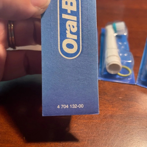 Lot of 4 Oral-B Replacement Electric Toothbrush Heads NWT - Picture 3 of 11